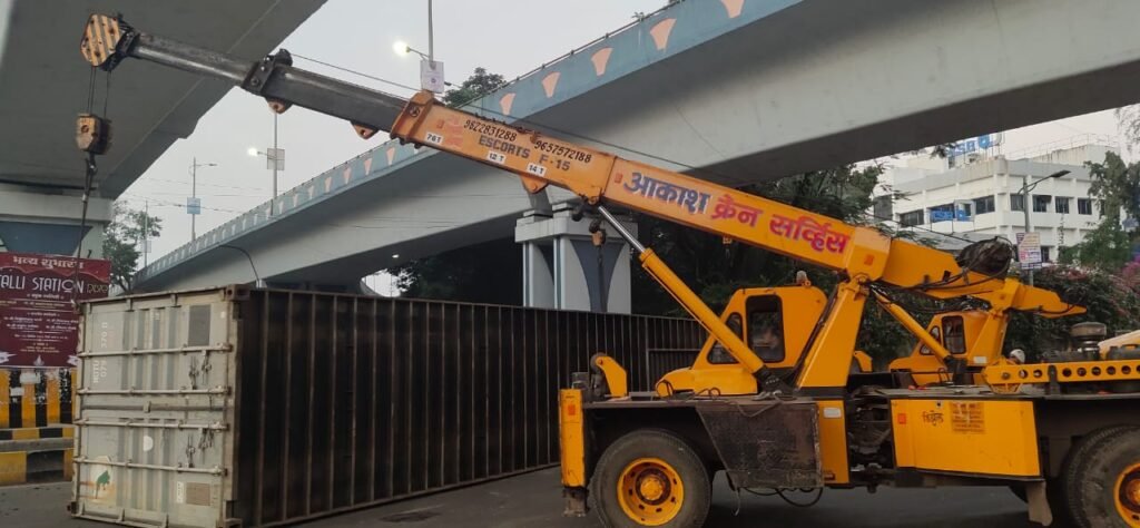 Industrial machinery lifting crane service PCMC