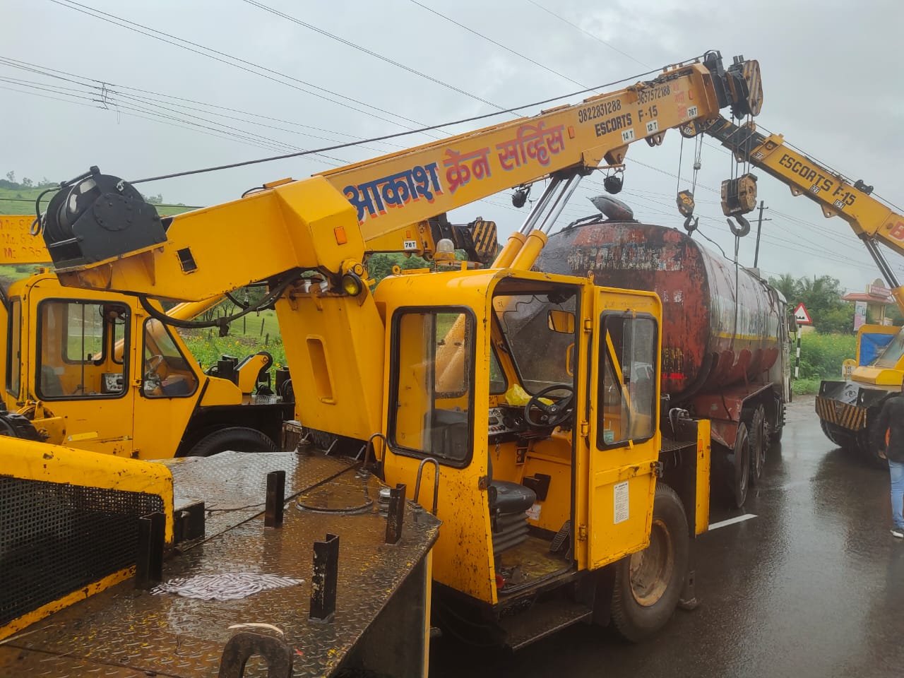 Telescopic crane 100 ton on rent in Pune PCMC