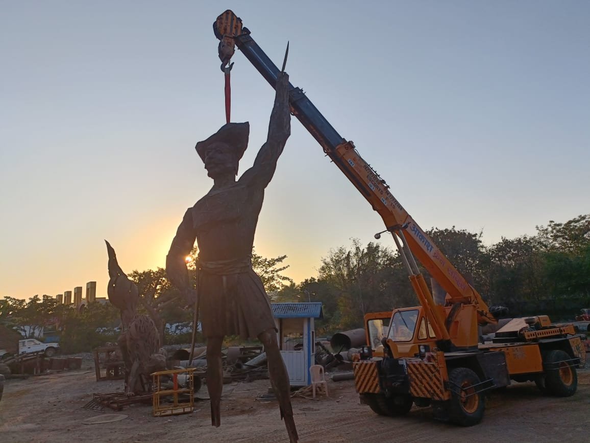 Crane with trained operator in Nigdi PCMC