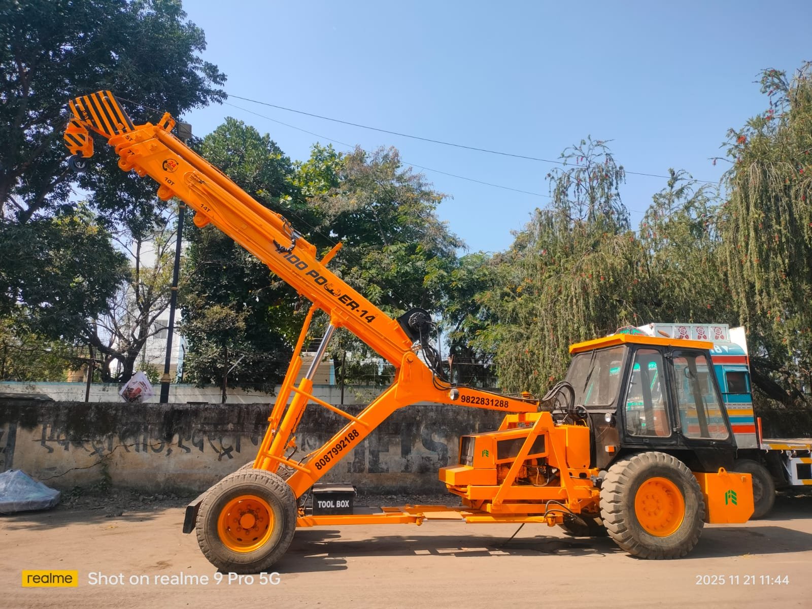 Mobile crane service in Nigdi PCMC for construction lifting
