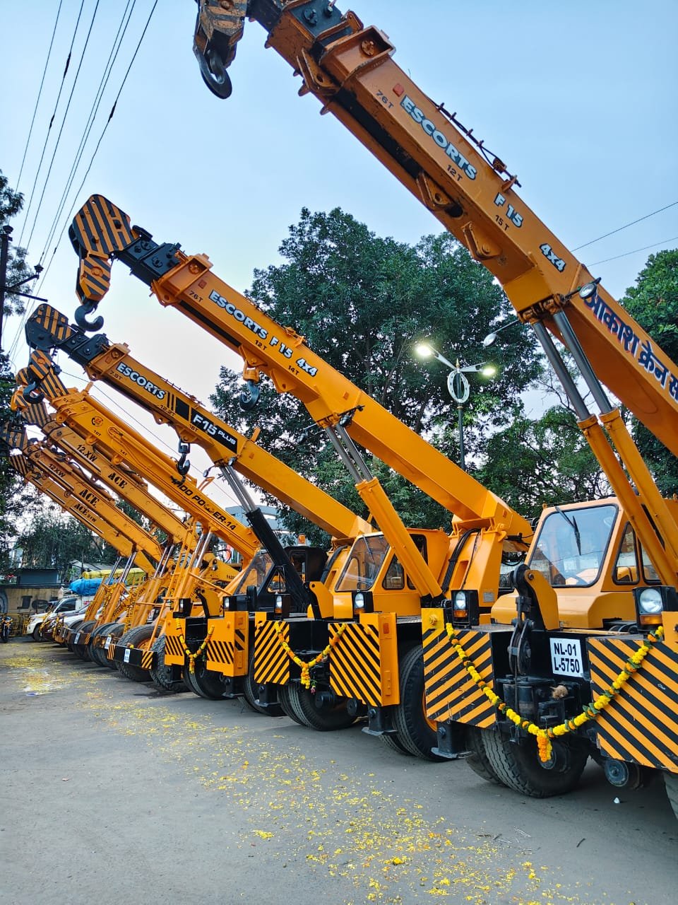 Telescopic crane heavy lifting service Pune PCMC